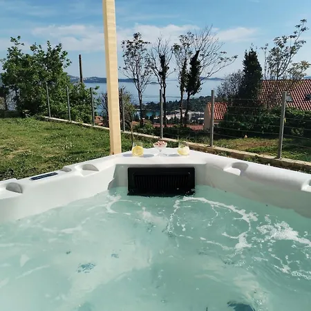 Handi Oasis Charming 6-person Apartment Mlini