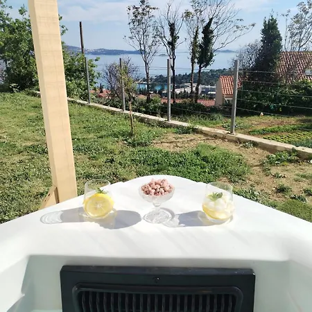 Handi Oasis Charming 6-person Apartment Mlini