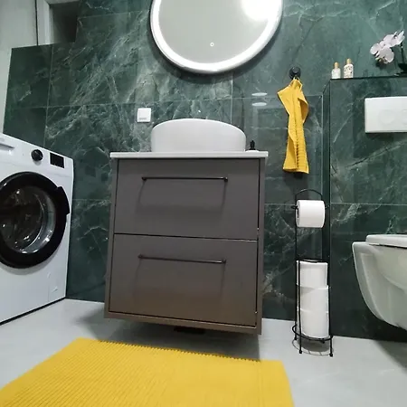 Handi Oasis Charming 6-person Apartment Mlini