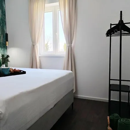 Handi Oasis Charming 6-person Apartment Mlini